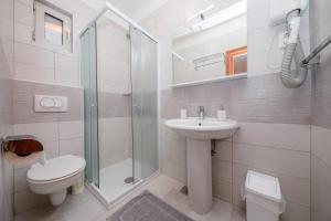 Koupelna v ubytování Villa Anggela + 37 fotografií