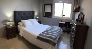 Posteľ alebo postele v izbe v ubytovaní Apartamento de lujo en puerto Santiago 1