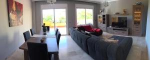 Televízia a/alebo spoločenská miestnosť v ubytovaní Apartamento de lujo en puerto Santiago 1