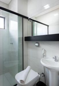 y baño con ducha, aseo y lavamanos. en Hotel Vila Leste, en Teresina