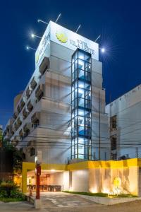 um edifício com um sinal na lateral em Hotel Vila Leste em Teresina