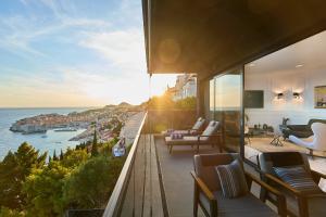 ドゥブロヴニクにあるNew & Luxury 5* with Breathtaking View- Kiki Lu Apartmentの海の景色を望むバルコニー