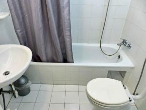 łazienka z toaletą, prysznicem i umywalką w obiekcie Apartment Naschmarkt w Wiedniu