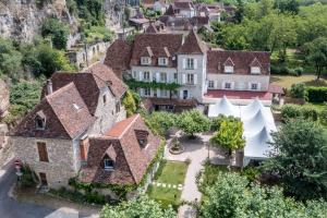 una vista aérea de una casa en un pueblo en Logis Hôtels - Hôtel Restaurant Domaine Les Falaises en Martel