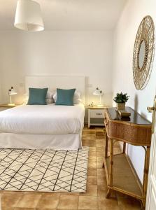 1 dormitorio con cama, mesa y espejo en Apartamento Casa Cristina, en Puerto del Carmen