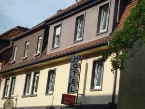 un edificio con un cartel en el costado en Hotel Gartenhof, en Mühlheim am Main
