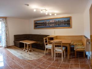 - un salon avec un canapé et une table dans l'établissement Frühstückspension Haus Mayr, à Hinterstoder