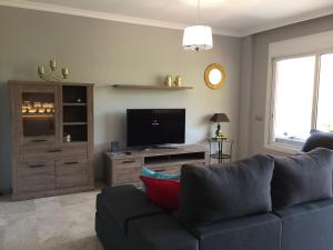 TV a/nebo společenská místnost v ubytování Apartamento de lujo en puerto santiago 2