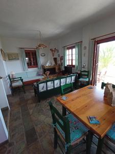 科羅尼的住宿－Villa Mariana，客厅配有木桌和椅子