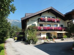 ein Gebäude mit Blumen auf der Seite in der Unterkunft Haus Schön Weberhof in Kirchbichl