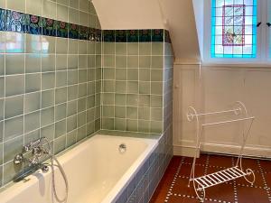 baño con bañera y vidriera en FeWo Art Deco, en Zittau