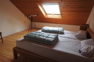 um quarto com uma cama com duas almofadas em Bergblick em Medebach