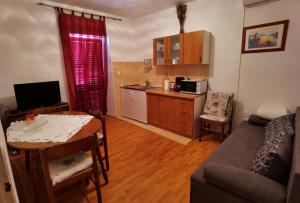 Kuchyň nebo kuchyňský kout v ubytování Apartman Kampor