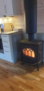 a stove in the middle of a kitchen with a counter at Nydelig hytte i Kabelvåg Lofoten in Kabelvåg