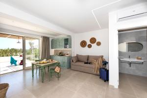 un soggiorno con divano e tavolo di Livantea Agriresort e Residence a Otranto