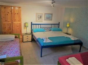 Postel nebo postele na pokoji v ubytování Aiolis Rooms