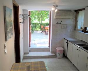 Kuchyň nebo kuchyňský kout v ubytování Aiolis Rooms
