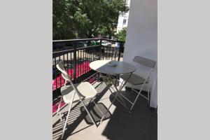 Un patio con una mesa y sillas en un balcón. en AC TRIANA numancia, en Sevilla