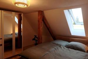 a bedroom with a bed and a window in it at Ruhig gelegene, top moderne Ferienwohnung - Hot Tub und Sauna gegen Aufpreis in Neuhaus an der Eger