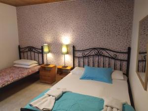 Postel nebo postele na pokoji v ubytování Aiolis Rooms