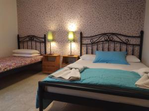 Postel nebo postele na pokoji v ubytování Aiolis Rooms