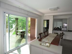 a kitchen and living room with a table and a dining room at Belíssimo resort com águas termais in Aguas Mornas