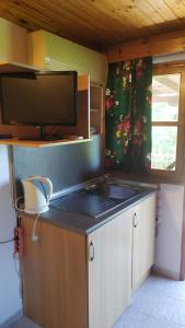 Kuchyň nebo kuchyňský kout v ubytování Aiolis Rooms
