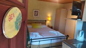 Postel nebo postele na pokoji v ubytování Aiolis Rooms
