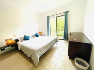 1 dormitorio con cama grande y ventana grande en Mini Casa Cozy and Peaceful Beach Apartment, en Playa Grande