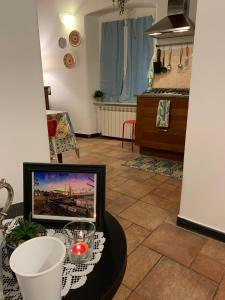 ein Wohnzimmer mit einem TV auf dem Tisch in der Unterkunft Le Parole del Gatto in Genua