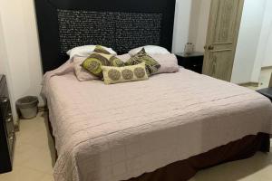Ένα ή περισσότερα κρεβάτια σε δωμάτιο στο Paradise apartment, private beach condo Bay View Grand