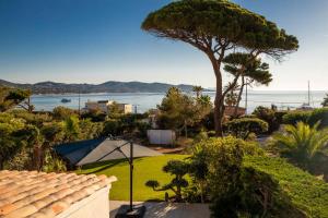 a view of the ocean from a house at Villa 6 pers à 30m de la mer in Sainte-Maxime