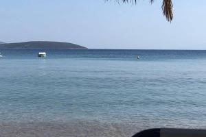 einen Blick auf eine Wasserfläche mit einem Strand in der Unterkunft Top of the hill in Drepano-Nafplio, Beautiful view in Drepanon