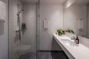 un bagno con lavandino e doccia di Peak 12 Hotel a Viborg