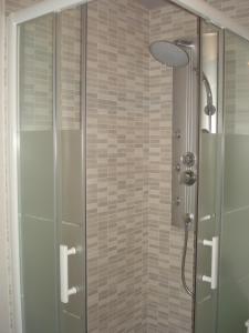 モスケルエラにあるCasa Bielsaのバスルーム(ガラスドア付きのシャワー付)