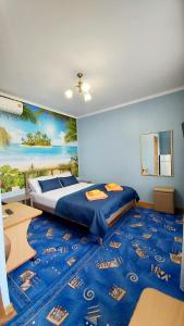 アナパにあるKaterina Guest Houseのベッドルーム1室(大型ベッド1台、ブルーカーペット付)