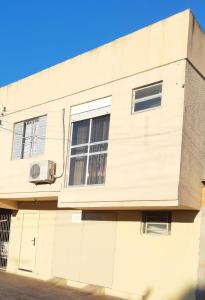 - un bâtiment doté de la climatisation dans la fenêtre dans l'établissement Sobrado Livramento Rivera Diaria, à Santana do Livramento