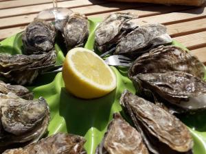 a plate of oysters with a lemon on it at Au cottage normand in Saint-James