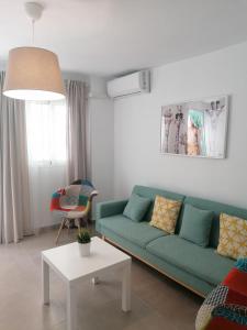 - un salon avec un canapé vert et une table dans l'établissement Casa Marlu, à Alozaina