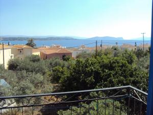 uma vista para a cidade a partir de uma varanda em Villa Orizontes em Spetses