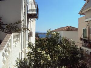 een uitzicht vanaf de zijkant van een gebouw met een boom bij Villa Orizontes in Spetses