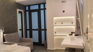 Koupelna v ubytování Mykonos Double Luxury Mini Suites-With External Hot spa Adults only