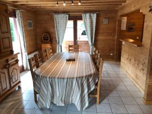 ein Esszimmer mit einem Holztisch und Stühlen in der Unterkunft CHALET 10 COUCHAGES EN HAUTE SAVOIE in La Chapelle-dʼAbondance