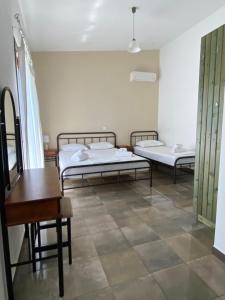 Postel nebo postele na pokoji v ubytování Kryoneri village