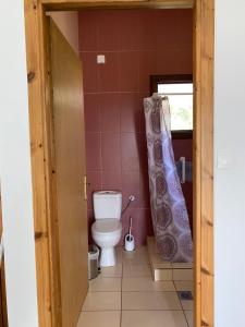 Koupelna v ubytování Kryoneri village + 22 fotografií