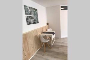 a white room with a desk and a chair at FeWo WaldLiebe in Horn-Bad Meinberg