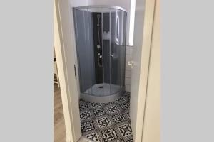 A bathroom at FeWo WaldLiebe