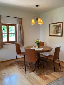 jadalnia ze stołem i krzesłami w obiekcie Klösterle Haus Egon w mieście Arriach