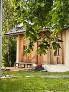 drewniany budynek ze stołem piknikowym i ławką w obiekcie Klösterle Haus Egon w mieście Arriach