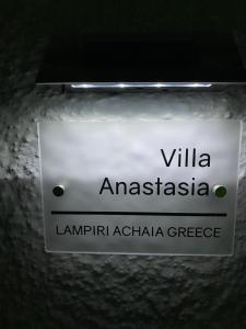 una señal que lee Villa Amazonas en una pared en Luxurious Villa Anastasia, en Zíria